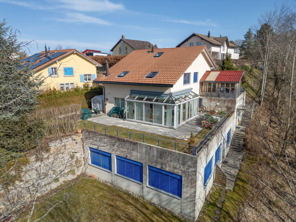 Spacieuse propriété comprenant 2 appartements et un atelier artisanal