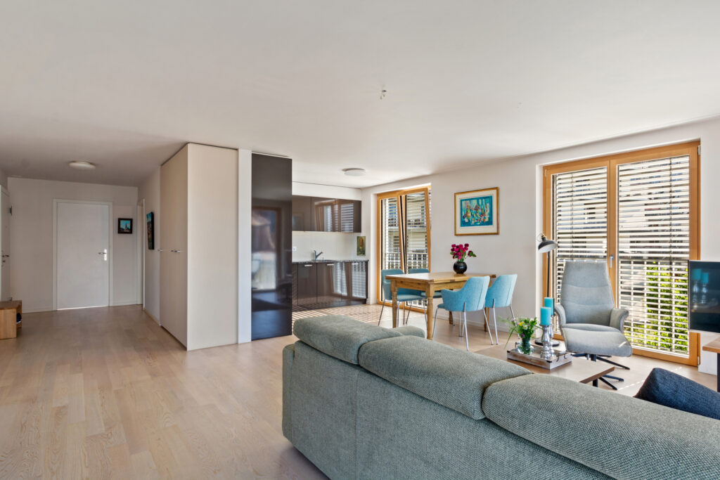 Spacieux appartement traversant de 3,5 pièces avec grand balcon
